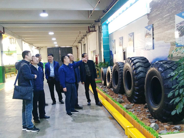 总工程师王海给客户先容工程胎情形