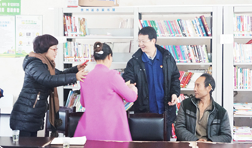 党委书记黄舸舸代表公司为16 户低收人难题户资助新农合朕疗