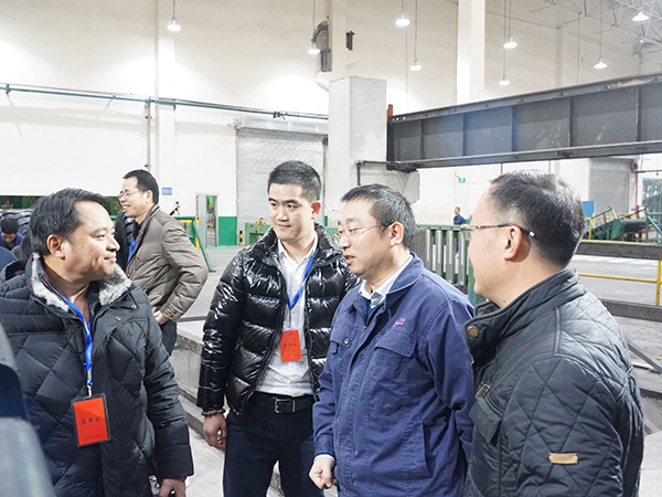 刘斌向客户解说产品性能